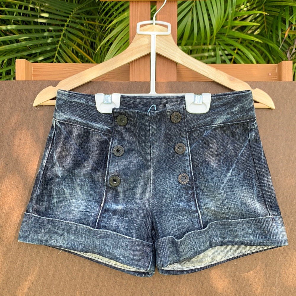 Chip & Pepper denim shorts with sailor style front snap buttons, size 24